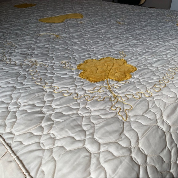 Vintage 1970s  Queen sized Bed topper quilt in neutral and mustard yellow - Picture 4 of 6